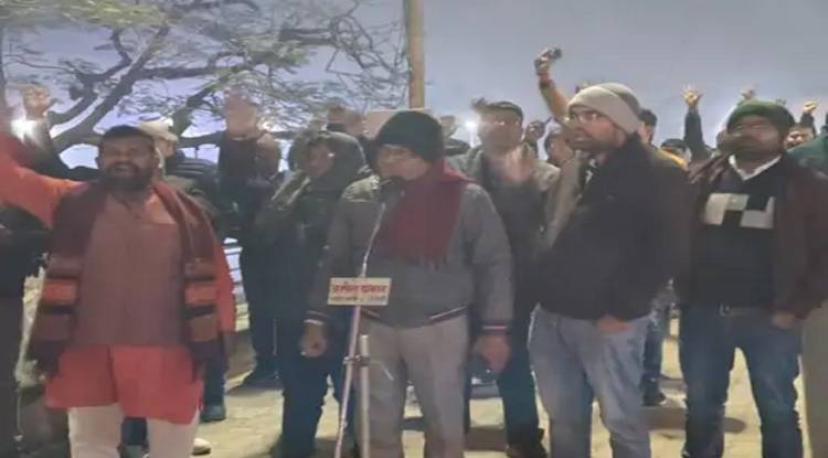 वाराणसी में निजीकरण के विरोध में बिजली विभाग कर्मचारियों ने किया प्रदर्शन,13 को बांधेंगे काली पट्टी