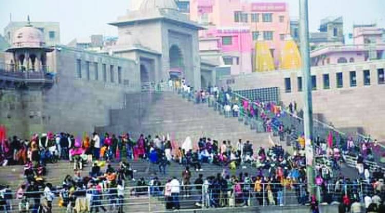 महाकुंभ के श्रद्धालुओं की भीड़ का काशी में पलट प्रवाह