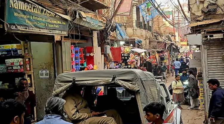 Varanasi:  दालमंडी इलाके में पुलिस ने अतिक्रमण हटाओ चलाया अभियान
