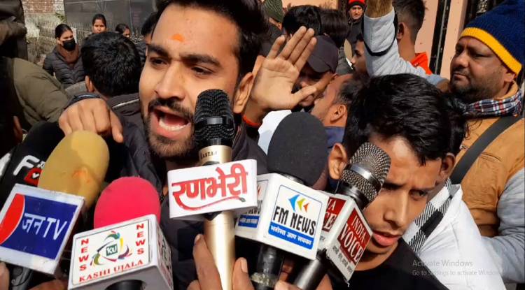 RSS प्रमुख के विरोध में विद्यापीठ के गेट पर  NSUI ने लहराए पोस्टर, पुलिस झड़प, कई कार्यकर्ता हिरासत में