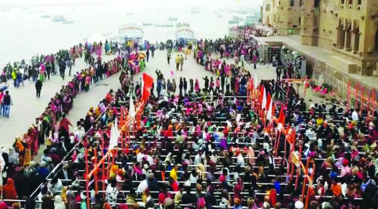महाकुंभ के श्रद्धालुओं से पटी गलियों में कंधा छिलने की स्थिति