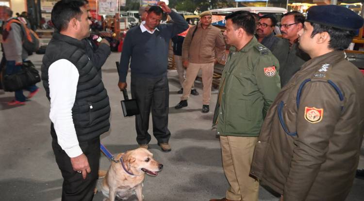 महाकुंभ से स्नान के बाद काशी आने वाले श्रद्धालुओं की सड़कों पर भारी भीड़,शहरी क्षेत्र में वाराणसी में रजिस्टर्ड गाड़ियों को ही अनुमति