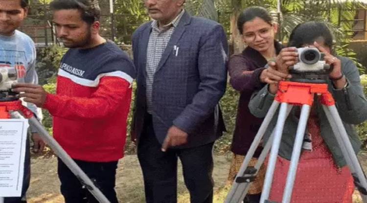 काशी विद्यापीठ : भूगोल यंत्रों पर बताया गया मानचित्र निर्माण की मशीनों का प्रदर्शन, प्रोफेसर उषा सिंह ने किया दो दिवसीय कार्यशाला का उद्घाटन