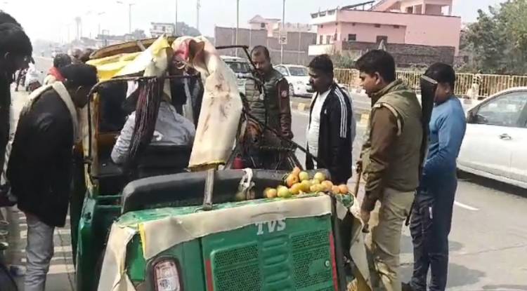हाईवे पर वैन की टक्कर से बेकाबू ऑटो खड़े ट्रेलर में घुसा, उड़े परखच्चे; दो की मौत
