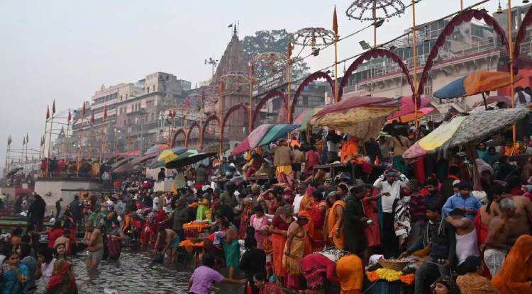 Mauni Amavasya 2025: काशी के गंगा घाटों पर लाखों श्रद्धालुओं ने लगाई पुण्य की डुबकी, प्रशासन हाईअलर्ट 