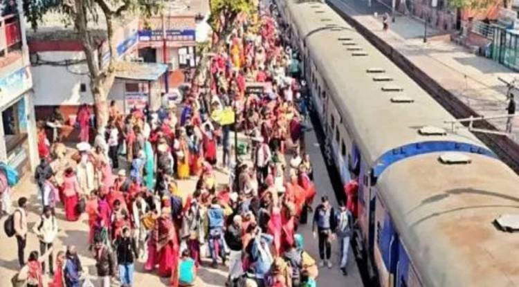 महाकुंभ में भगदड़ के बाद 21 ट्रेनें निरस्त, वाराणसी में  5 लाख यात्री फंसे
