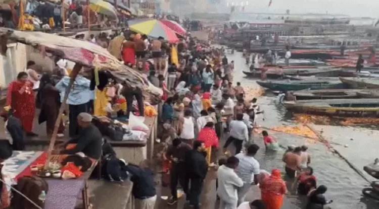 काशी में वसंत पंचमी पर लाखों श्रद्धालुओं ने किया गंगा स्नान, 84 घाटों पर प्रशासन अलर्ट