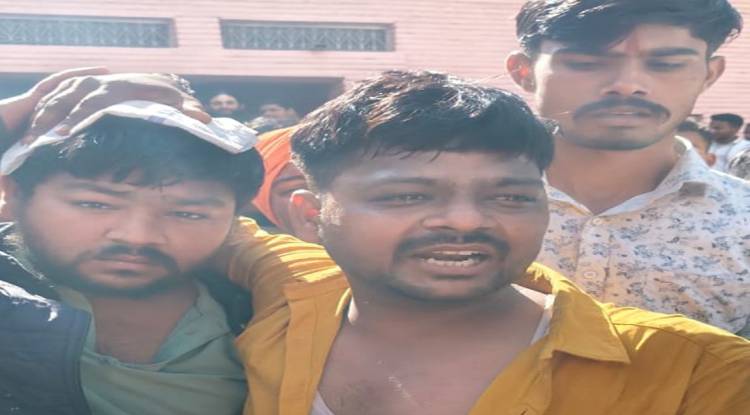 अयोध्या के हनुमानगढ़ी परिसर में पुलिस ने प्रसाद विक्रेता को पीटा, सिर फटा, व्यापारियों ने जमकर की नारेबाजी, बंद की दुकानें