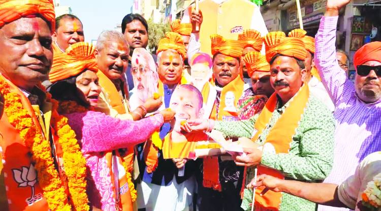 दिल्ली में भाजपा की जीत पर वाराणसी में जश्न