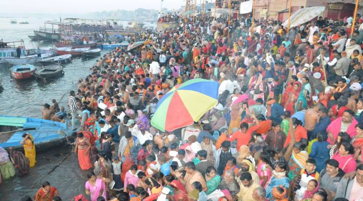 माघी पूर्णिमा पर वाराणसी के गंगा घाटों पर उमड़ी भीड़, लाखों श्रद्धालुओं ने लगाई आस्था की डुबकी
