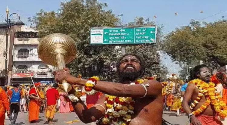 काशी में नागा साधुओं ने शरीर पर भभूत लगाकर बैंडबाजा के साथ निकाली पेशवाई, बाबाओं ने लहराईं तलवारें, आराध्यदेव के लगाए जयकारे