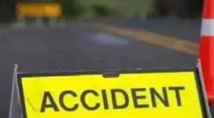 Azamgarh: श्रद्धालुओं को ले कर प्रयागराज जा रही बस खाई में गिरी, चालक समेत 10 लोग घायल