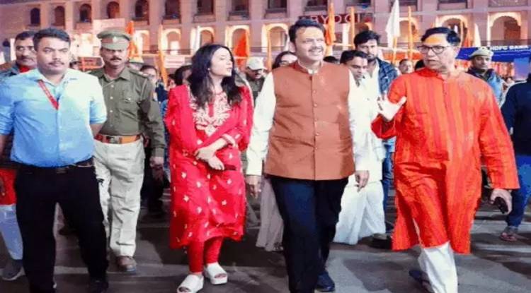 परिवार सहित काशी पहुंचे महाराष्ट्र सीएम देवेंद्र फडणवीस, बाबा विश्वनाथ का किया दर्शन पूजन
