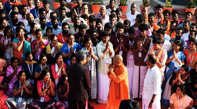 वाराणसी पहुंचे सीएम योगी, काशी तमिल संगमम का किया उद्घाटन, इससे पहले हवाई सर्वेक्षण करके काशी के हालात का लिया जायजा