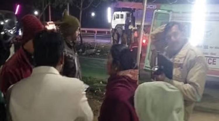 यूपी के प्रयागराज में भीषण हादसा, खड़ी ट्रेलर में पीछे से भिड़ी श्रद्धालुओं से भरी बस, दो की मौत, 18 घायल