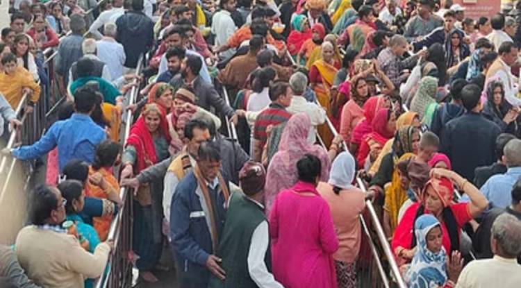 काशी विश्वनाथ मंदिर में दोपहर 12 बजे तक दो लाख भक्तों ने किए दर्शन