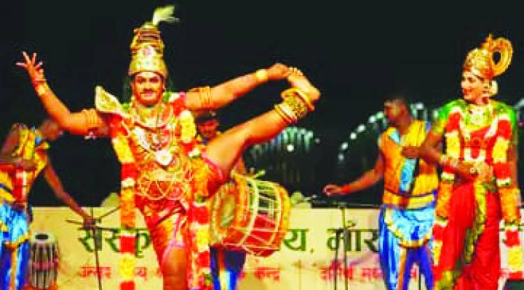 काशी और तमिल कलाकारों की प्रस्तुति देख झूमें पर्यटक