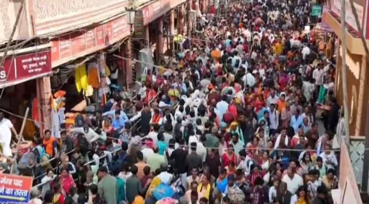 महाशिवरात्रि पर काशी में उमड़ा श्रद्धालुओं का हुजूम, 25 लाख आएंगे भक्त, VIP और स्पर्श दर्शन रोक 