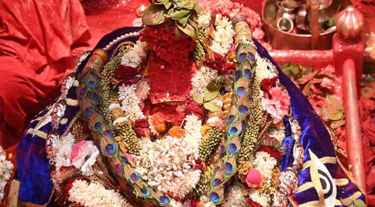 महाशिवरात्रि पर दूल्हे की तरह हुआ बाबा विश्वनाथ का श्रृंगार, हर-हर महादेव के नारों से गुंजा काशी 