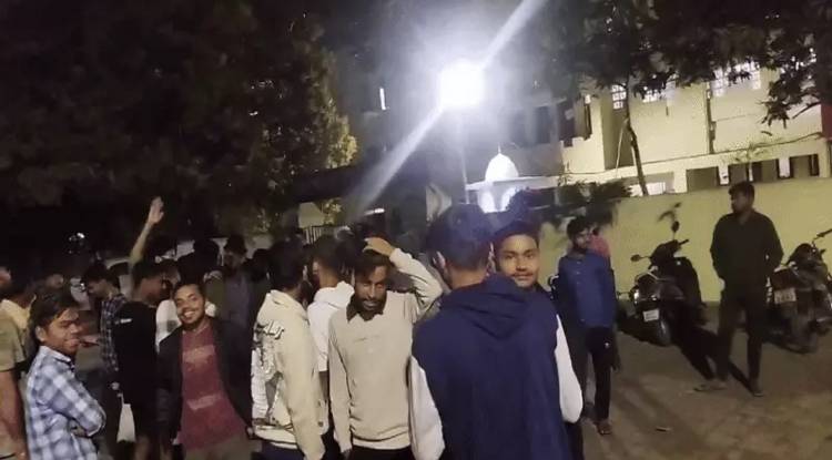 लखनऊ यूनिवर्सिटी के हॉस्टल के मेस खाने में निकला कीड़ा, हॉस्टल के बाहर जमकर किया हंगामा 