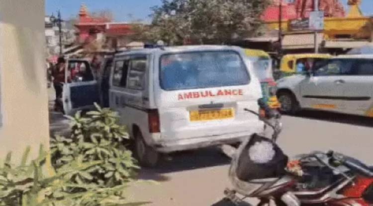 दुर्गाकुंड इलाके में दुकान के बाहर मिला युवक का शव