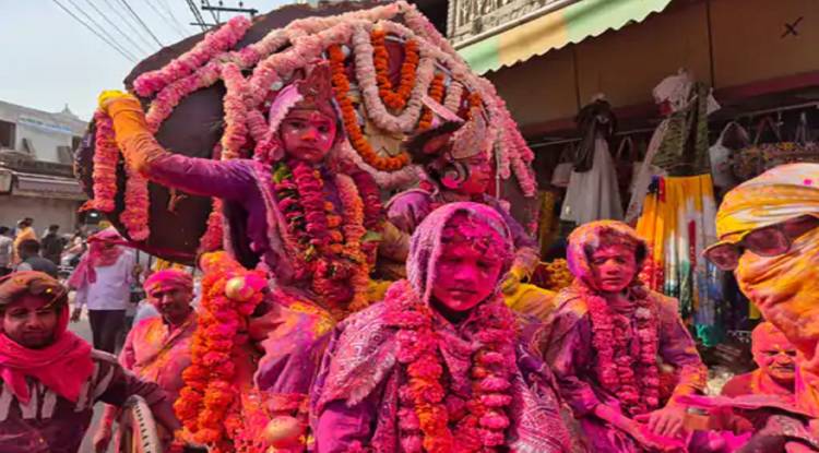 वृंदावन में राधा-कृष्ण ने भक्तों पर बरसाए रंग, श्रद्धालुओं ने लगाया गुलाल, देसी-विदेशी भक्‍त रंग में सरोबार