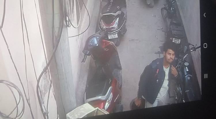 चोरों के हौसले बुलंद, दिनदहाड़े स्कूटी की चोरी, सीसीटीवी कैमरे में कैद चोर की हरकत…