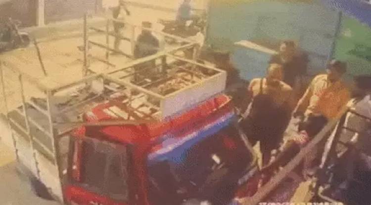 दबंगों ने दलित युवक को पीटा, घटना सीसीटीवी में कैद, पुलिस मामले की जांच कर रही