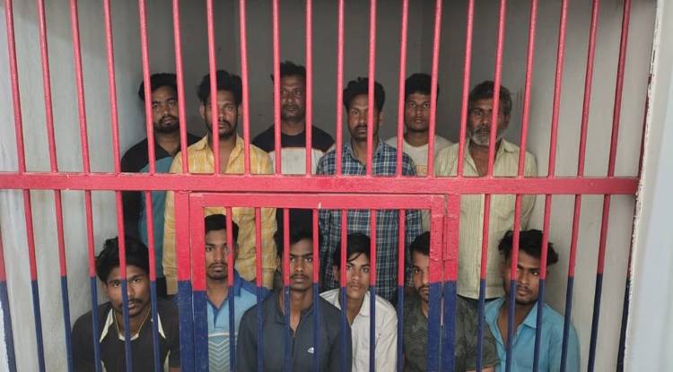  बुलेट के साइलेंसर से आवाज निकालने पर दो पक्ष आपस में भिडे़, पुलिस के सामने जमकर चलें ईंट-पत्थर, 12 लोग गिरफ़्तार 