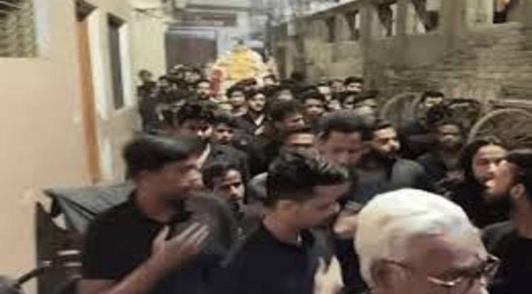 वाराणसी में हजरत अली की याद में निकाला तुर्बत का जुलूस, अजादारों ने की सीनाजनी