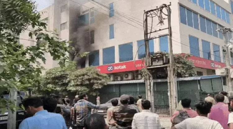  वाराणसी में कोटक महिंद्रा बैंक में शार्टसर्किट से लगी आग, एक घायल, मची अफरातफरी