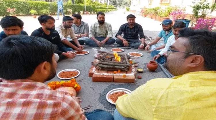 BHU में धरने पर बैठे छात्रों ने केंद्रीय कार्यालय पर किया बुध्दि-शुद्धि यज्ञ और छोड़ा अन्न-जल, बोले- शोध प्रवेश में 'अपनों' को दे रहे मौका