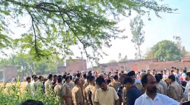  जौनपुर में पेड़ की डाल से लटकता मिला युवक का शव, गांव में मचा हड़कंप