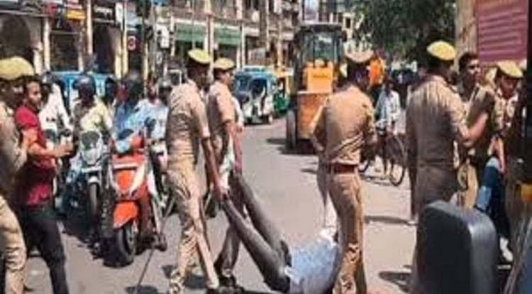 करणी सेना के विरोध प्रदर्शन से सपाइयों में आक्रोश, लखनऊ में  प्रदर्शन कर सरकार के खिलाफ की नारेबाजी, पुलिस के साथ धक्का-मुक्की