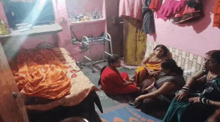  वाराणसी में सब्जी विक्रेता की धारदार हथियार से गला रेतकर हत्या, कमरे में मिला लहूलुहान शव, पुलिस छानबीन में जुटी