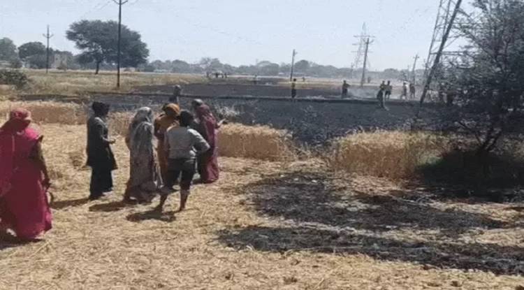 चोलापुर में शार्ट सर्किट से आग लगने पर दो-बीघा गेहूं जलकर खाक, समय नहीं पहुंची फायर ब्रिगेड, ग्रामीणों ने आग पर पाया काबू 