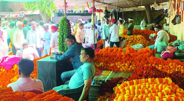 चैत्र नवरात्र : पूजा सामग्री-चुनरियों और फूल-मालाओं से सजा बाजार