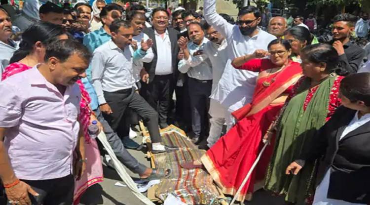 करणी सेना ने निकाली सपा सांसद की प्रतीकात्मक शवयात्रा, राणा सांगा के समर्थन में उतरी 