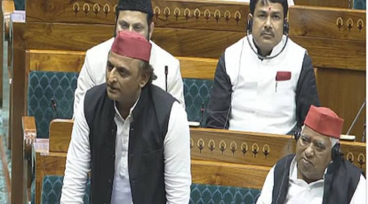 वक्फ बिल पर लोकसभा में अखिलेश ने बीजेपी पर लगाए गंभीर आरोप, कहा-जिनके लिए ये बिल है उनकी बात नहीं सुनी जा रही
