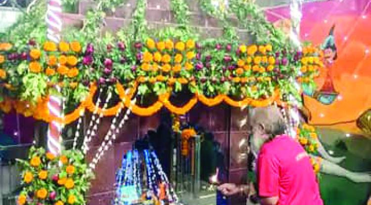 फूलों से सजा महाश्मशाननाथ का दरबार