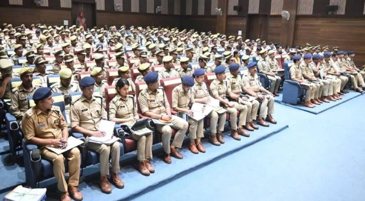 वाराणसी में पुलिस कमिश्नर की चेकिंग में गायब मिले 16 पुलिसकर्मी निलंबित,  11 दरोगा-5 सिपाहियों की जांच शुरू