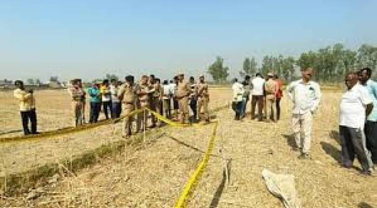  युवक का खेत में मिला शव, शरीर पर धारदार हथियार से वार करने के निशान मिले