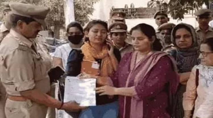 Varanasi Gangrape: पीएम के संसदीय कार्यालय पहुंची महिलाएं, बोलीं- आरोपियों को कड़ी सजा दी जाए, पुलिस ने आधे रास्ते में रोककर लिया ज्ञापन