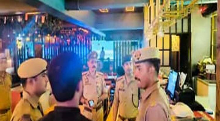 वाराणसी में आधी रात 10 स्पा सेंटरों पर छापा, 3 थानों की पुलिस देख लड़के-लड़कियां भागे, सीसीटीवी फुटेज जब्त किए