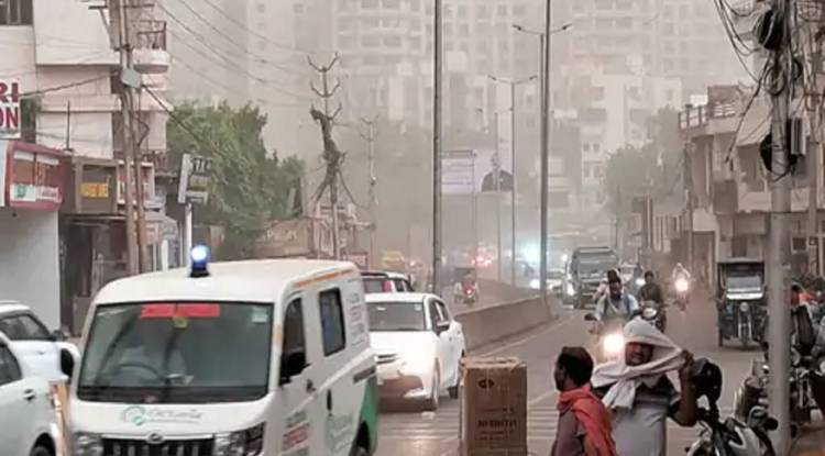 वाराणसी में बदला मौसम का मिजाज, दोपहर 12 बजे आसमान में  छाया अंधेरा, पीएम मोदी की जनसभा स्थल पर लगा टेंट और पोस्टर फटे
