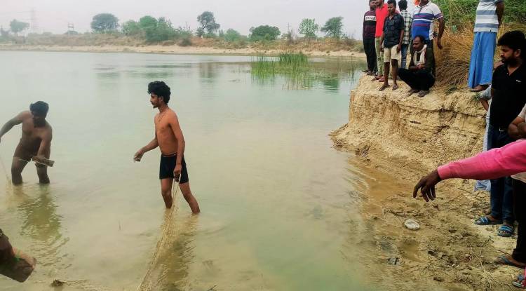 भदोही में तीन मासूम बच्चों के साथ तालाब में कूदी महिला, सास की तेरहवीं में मुंबई से आई थी