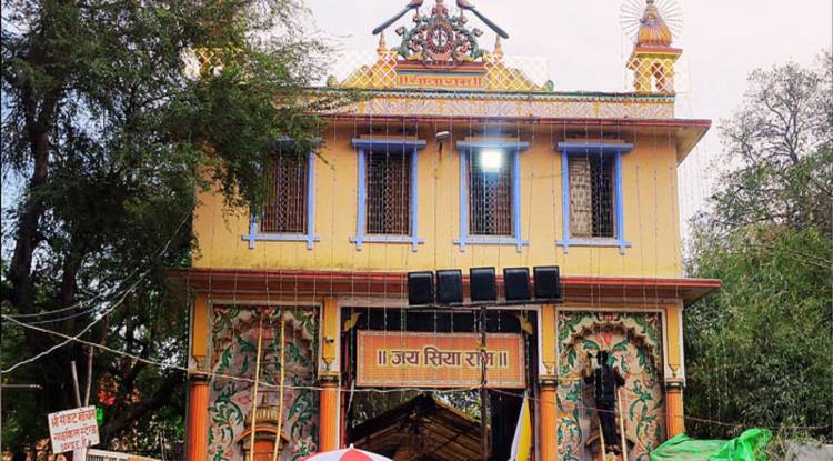 काशी  में हनुमान जयंती की धूम: संकट मोचन मंदिर में 2500 Kg लड्‌डू का लगाया गया भोग, भक्तों ने निकाली गई ध्वजा यात्रा