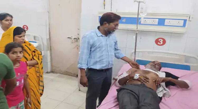 वाराणसी में दाढ़ी बनवा रहे बुजुर्ग पर कैंची से किया गया हमला, जिला चिकित्सालय में कराया गया भर्ती