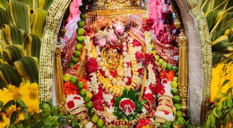  काशी में बड़ी शीतला माता का हुआ वार्षिक श्रृंगार, 11 किलो कपूर से हुई मंगला आरती, पहली निशा पर गंगा किनारे गूंजा भक्तिगीत