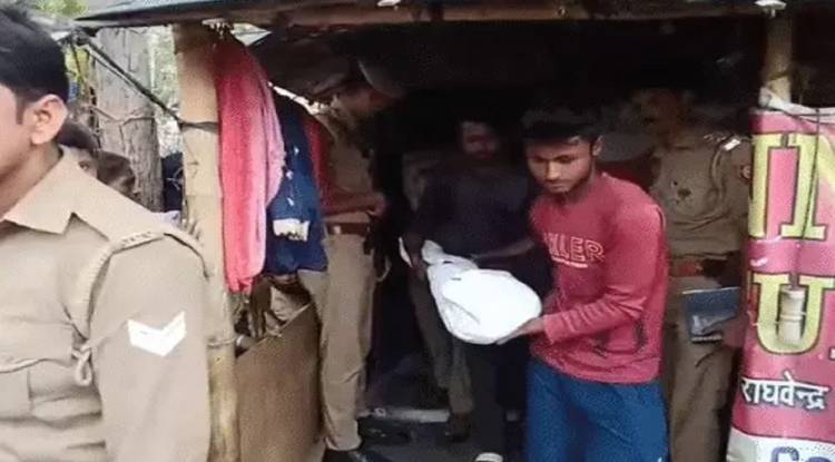 अयोध्या में पत्नी की बांके से हमला कर उतारा मौत के घाट, 5 साल के मासूम को भी जमीन पर पटका, आरोपी मौके से फरार